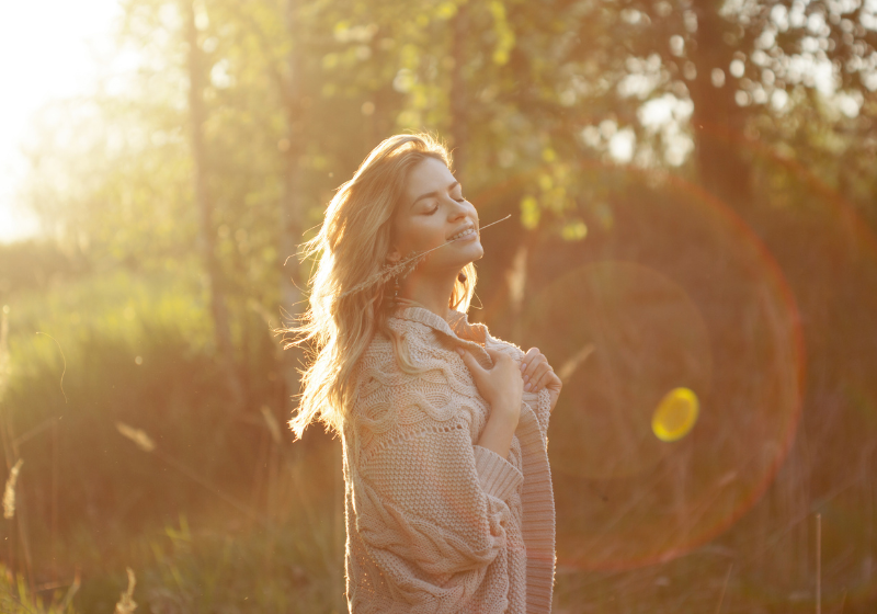 frau genießt die natur im sanften licht